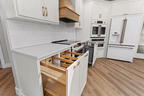 Kitchen - 23878 Cherry Ln, Shell Knob, MO 65747 photo 7 of 8