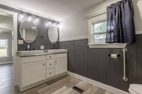 Bath - 137 Plaza Dr, Branson, MO 65616 photo 3 of 3