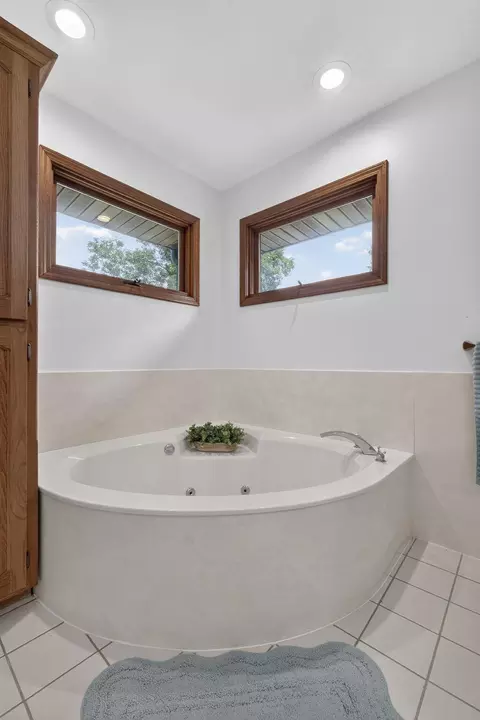 Bath - 3402 S Valley View Ave, Springfield, MO 65804 photo 2 of 5