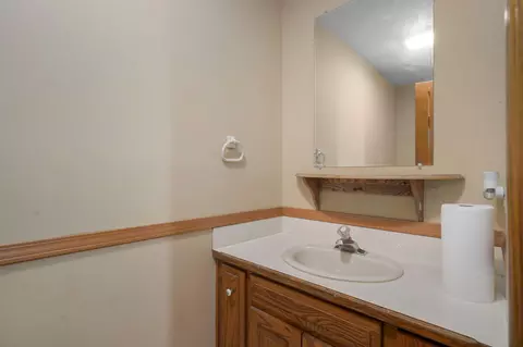 Bath - 4967 S Buckingham Ln, Springfield, MO 65810 photo 5 of 7