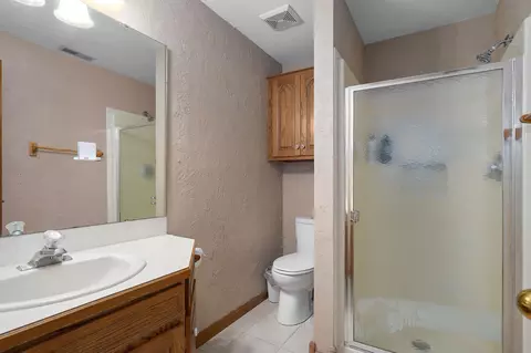 Bath - 4967 S Buckingham Ln, Springfield, MO 65810 photo 4 of 7