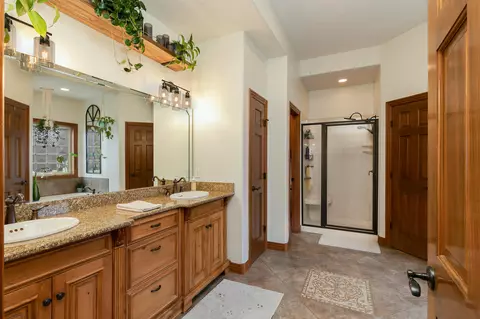 Bath - 3941 E Windsmore Dr, Springfield, MO 65802 photo 1 of 4