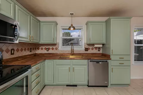 Kitchen - 3702 W Vincent Dr, Springfield, MO 65810 photo 2 of 2
