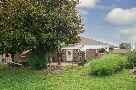 Exterior - 3702 W Vincent Dr, Springfield, MO 65810 photo 5 of 9