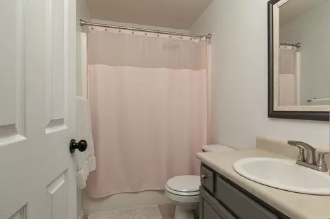 Bath - 3702 W Vincent Dr, Springfield, MO 65810 photo 1 of 2