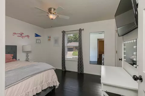 Bedroom - 3702 W Vincent Dr, Springfield, MO 65810 photo 3 of 6
