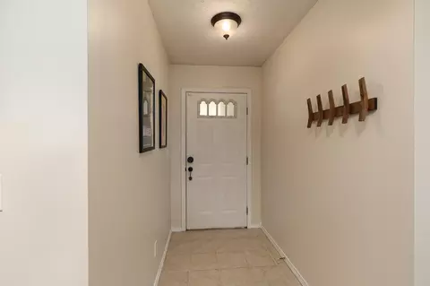 Entry Way - 3702 W Vincent Dr, Springfield, MO 65810 photo 2 of 3