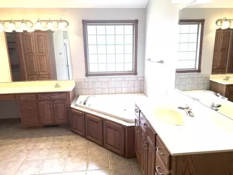 Bath - 4497 E Summerfield Dr, Springfield, MO 65802 photo 3 of 4