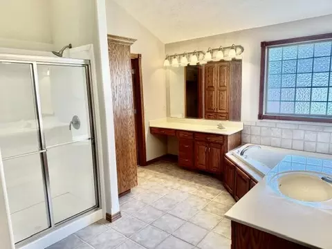 Bath - 4497 E Summerfield Dr, Springfield, MO 65802 photo 2 of 4