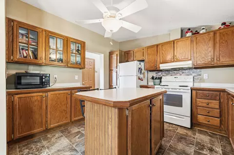 Kitchen - 192194 Cheyenne Rd, Tunas, MO 65764 photo 5 of 9