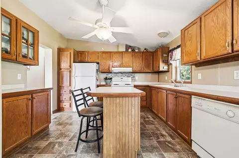 Kitchen - 192194 Cheyenne Rd, Tunas, MO 65764 photo 3 of 9