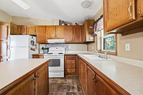 Kitchen - 192194 Cheyenne Rd, Tunas, MO 65764 photo 4 of 9