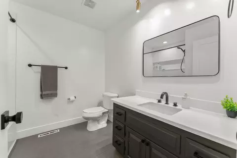 Bath - 1209 W Berkeley St, Springfield, MO 65807 photo 2 of 2