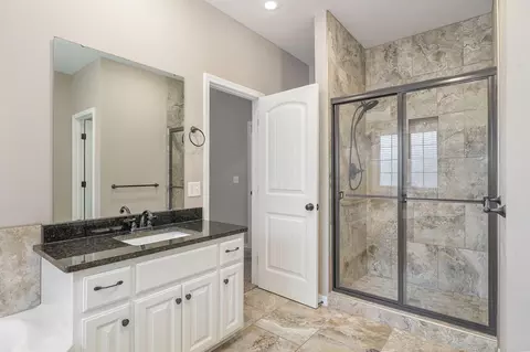 Bath - 2342 W Darby St, Springfield, MO 65810 photo 4 of 8