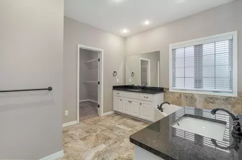 Bath - 2342 W Darby St, Springfield, MO 65810 photo 2 of 8