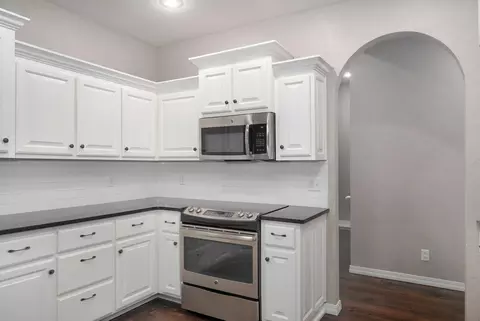 Kitchen - 2342 W Darby St, Springfield, MO 65810 photo 3 of 4