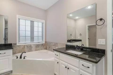 Bath - 2342 W Darby St, Springfield, MO 65810 photo 3 of 8