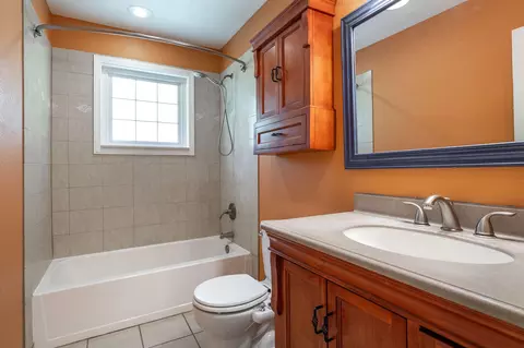 Bath - 35 Hilltop Ln, Branson, MO 65616 photo 2 of 3