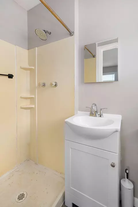 Bath - 1504 N Summit Ave, Springfield, MO 65803 photo 1 of 2