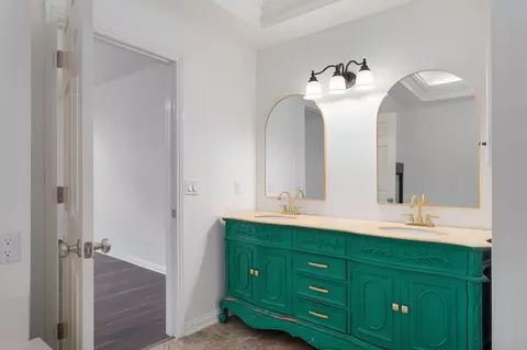 Bath - 4868 E Utica St, Springfield, MO 65809 photo 3 of 7