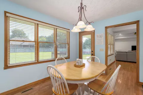 Dining - 4668 S Warren Rd, Springfield, MO 65810 photo 1 of 2
