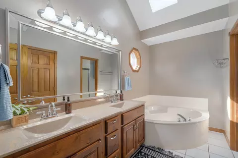 Bath - 4668 S Warren Rd, Springfield, MO 65810 photo 1 of 5