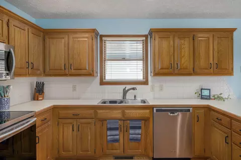 Kitchen - 4668 S Warren Rd, Springfield, MO 65810 photo 2 of 4