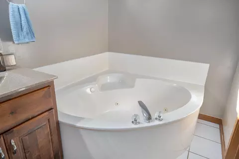 Bath - 4668 S Warren Rd, Springfield, MO 65810 photo 2 of 5