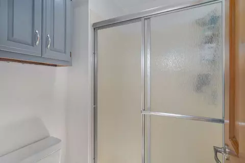 Bath - 4668 S Warren Rd, Springfield, MO 65810 photo 4 of 5