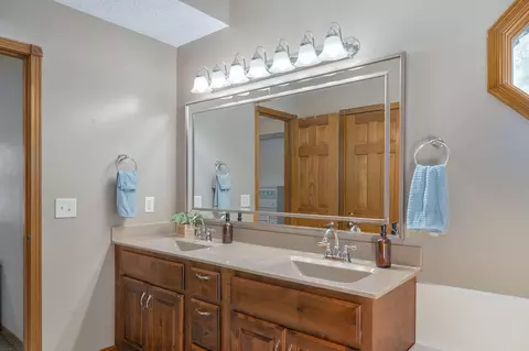 Bath - 4668 S Warren Rd, Springfield, MO 65810 photo 3 of 5