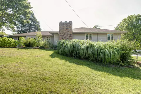 Exterior - 1433 S Charing Rd, Springfield, MO 65809 photo 7 of 8