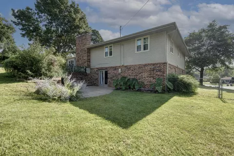 Exterior - 1433 S Charing Rd, Springfield, MO 65809 photo 5 of 8