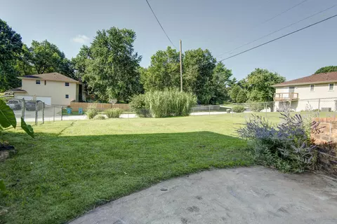 Exterior - 1433 S Charing Rd, Springfield, MO 65809 photo 4 of 8