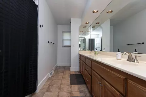 Bath - 1433 S Charing Rd, Springfield, MO 65809 photo 2 of 4