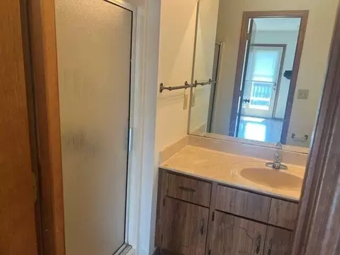 Bath - 518 E 520 E Jewett Pl, Springfield, MO 65807 photo 1 of 2