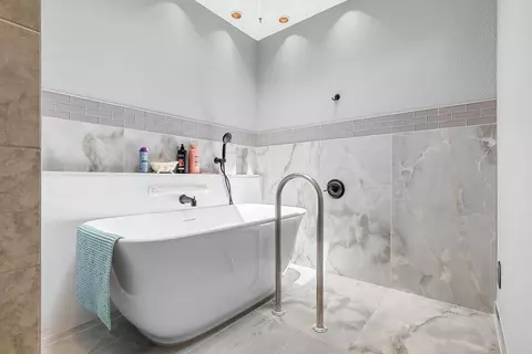 Bath - 539 Erie St, Springfield, MO 65807 photo 4 of 5