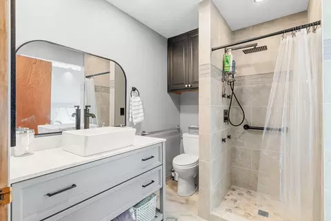 Bath - 539 Erie St, Springfield, MO 65807 photo 2 of 5