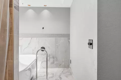 Bath - 539 Erie St, Springfield, MO 65807 photo 3 of 5