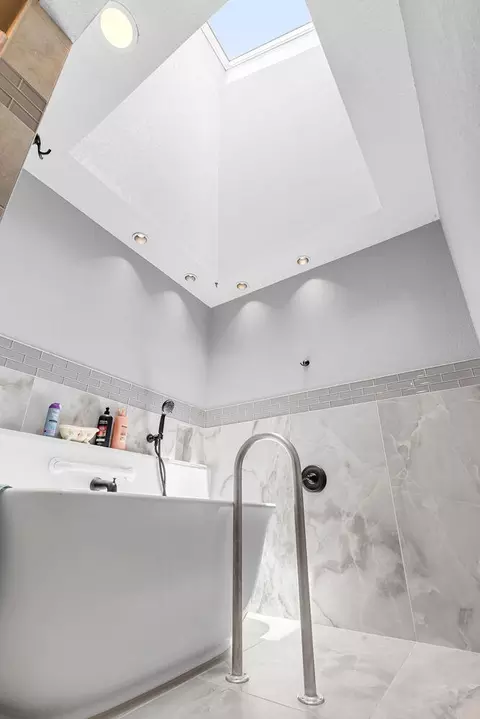 Bath - 539 Erie St, Springfield, MO 65807 photo 5 of 5