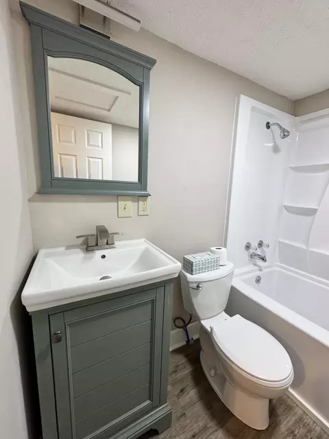 Bath - 701 Oak St, Cabool, MO 65689 photo 2 of 3