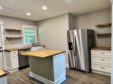 Kitchen - 701 Oak St, Cabool, MO 65689 photo 5 of 7