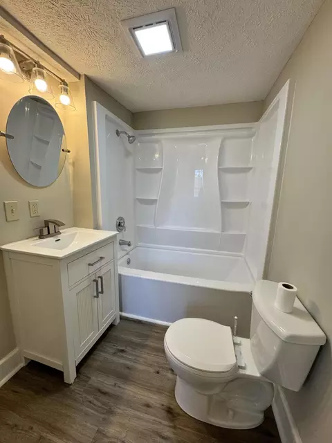 Bath - 701 Oak St, Cabool, MO 65689 photo 1 of 3