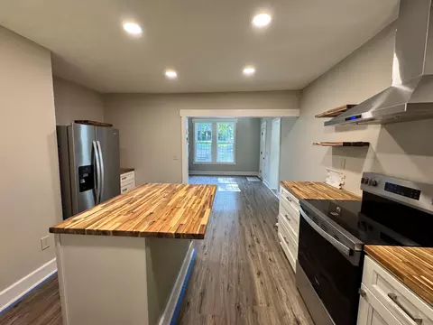 Kitchen - 701 Oak St, Cabool, MO 65689 photo 6 of 7