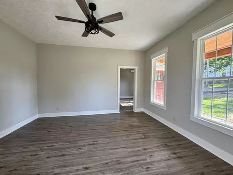 Living - 701 Oak St, Cabool, MO 65689 photo 6 of 7