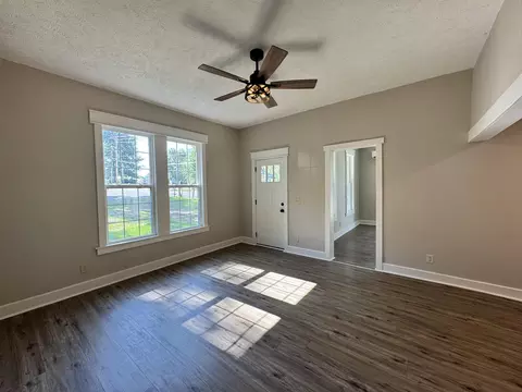 Living - 701 Oak St, Cabool, MO 65689 photo 1 of 7