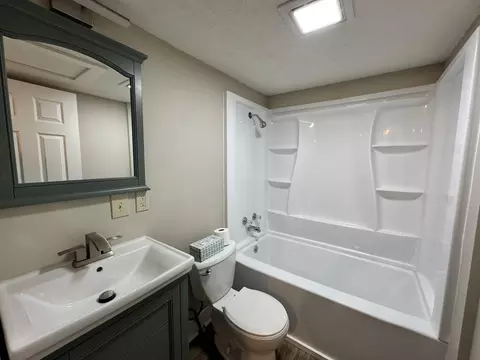 Bath - 701 Oak St, Cabool, MO 65689 photo 3 of 3