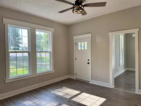 Living - 701 Oak St, Cabool, MO 65689 photo 3 of 7
