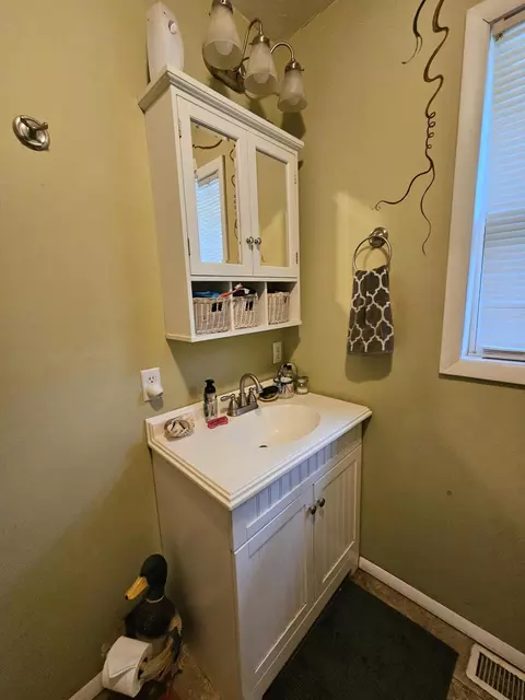 Bath - 1157 E Dade 186, Ash Grove, MO 65604 photo 3 of 8