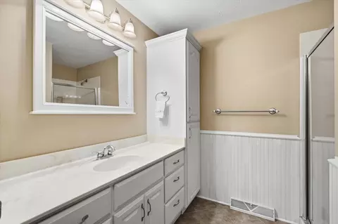 Bath - 660 W Primrose St, Springfield, MO 65807 photo 1 of 2
