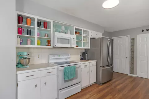 Kitchen - 3555 S Parkhill Ave, Springfield, MO 65807 photo 2 of 3